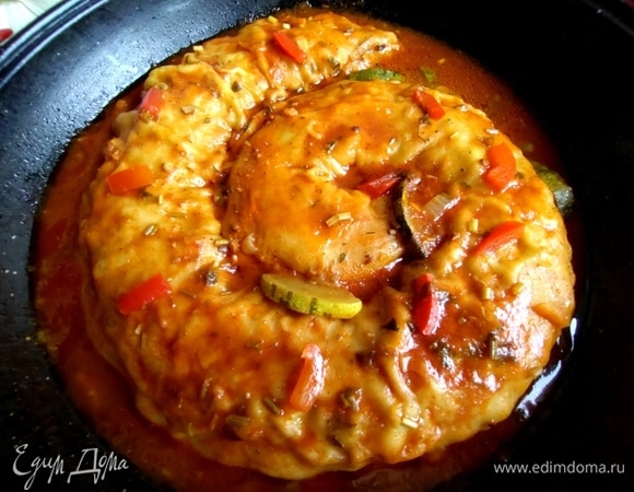 Накрыть крышкой и томить на небольшом огне минут 40, иногда поливая соусом верх.