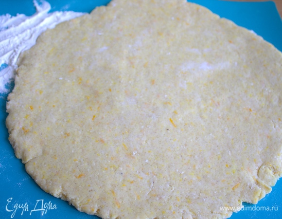 Сформировать шар, раскатать в круг 28 см в диаметре.