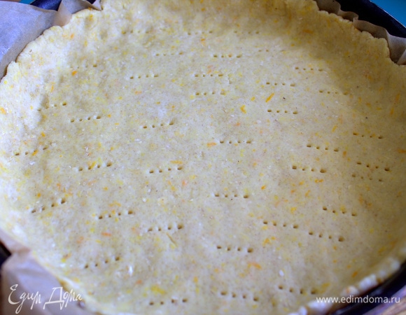 Перенести в форму 26 см в диаметре, обязательно с бортиками. Отправить в холодильник на час.