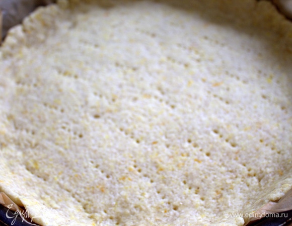 Выпекать минут 10 при 180°C, прижав сверху горохом или фасолью на пергаменте.