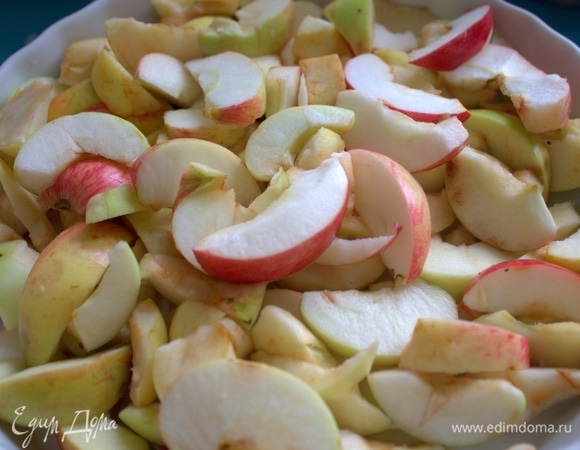 Нарезать дольками яблоки. Вес яблок указан в очищенном виде. Сбрызнуть лимонным соком.