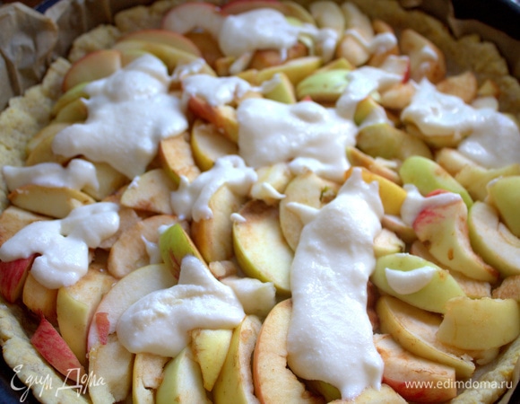 Корж смазать заливкой, сверху — яблоки, опять часть заливки.