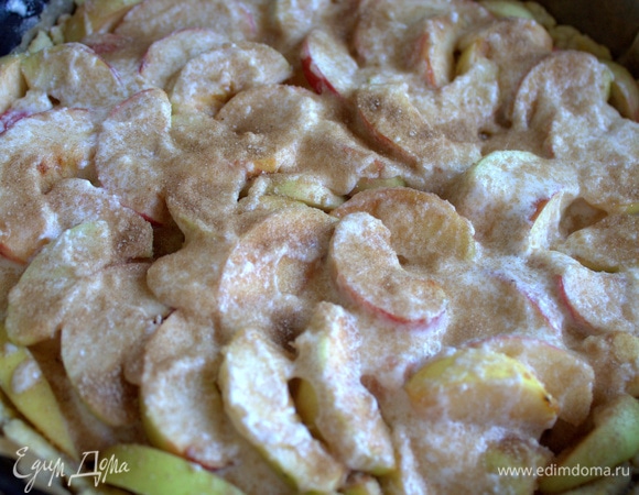 И покрыть остальной заливкой. Посыпать корицей с сахаром.