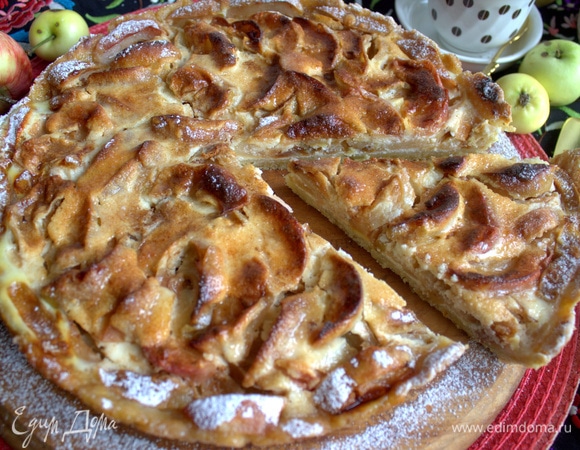 Нарезать на порции. Высота пирога — 3 см.