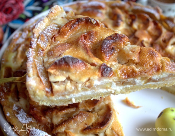 Основа песочная, хорошо держит форму. В разрезе видна прослойка в начинке.