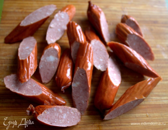 Колбаски нарезать крупно.