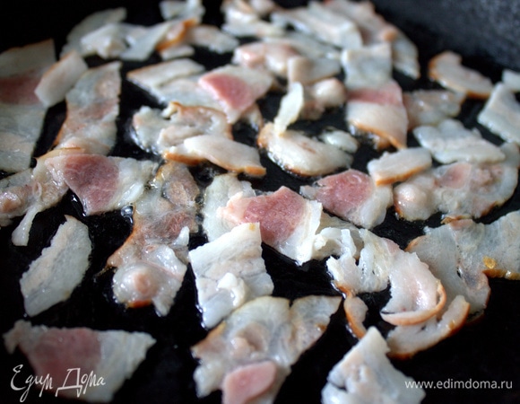 Бекон нарезать и обжарить.
