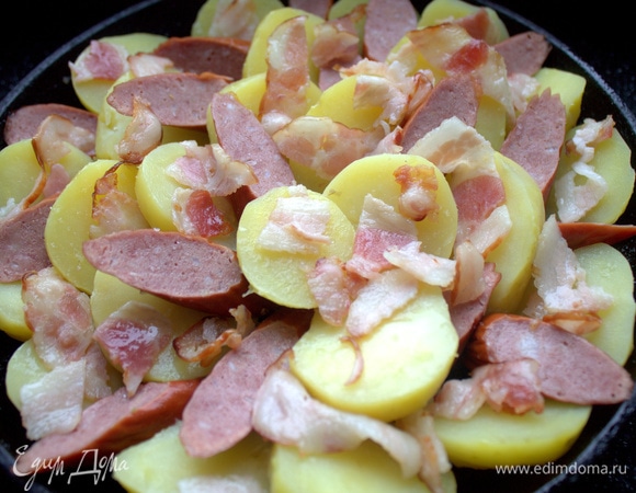 Сверху посыпать слегка обжаренным беконом.
