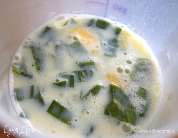 Взбить омлетную массу с луком и солью.