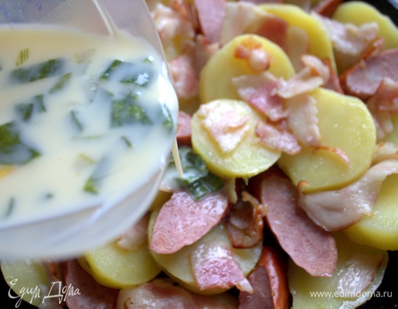 Залить картошку с колбасой.