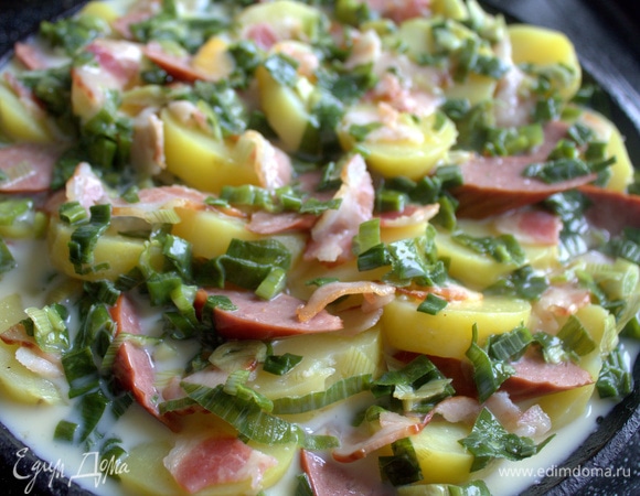 Посыпать перцем и паприкой. Поставить в разогретую духовку (печь).