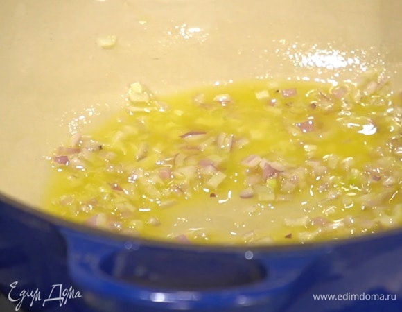 Разогреть в глубокой тяжелой сковороде 1 ст. ложку сливочного и 1 ст. ложку оливкового масла и обжарить лук до прозрачности.