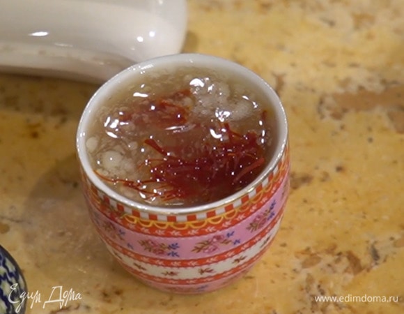 Шафран залить горячим бульоном и дать постоять.