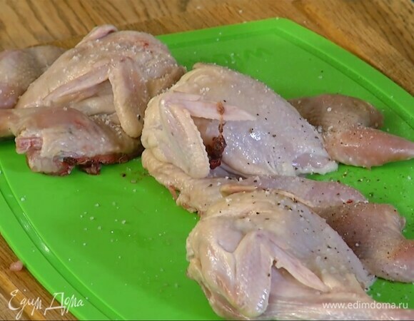 Перепелок разрезать вдоль по спине, посолить и поперчить.