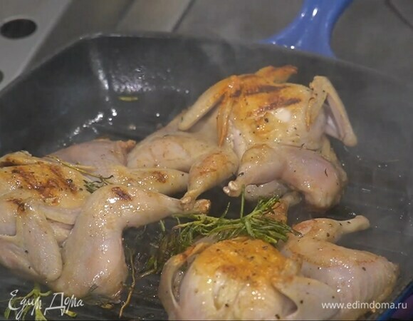 Разогреть в сковороде-гриль 1 ст. ложку сливочного и 1 ст. ложку оливкового масла, выложить перепелок и, добавив веточки розмарина и тимьяна, обжаривать до появления золотистой корочки, затем влить немного бульона, накрыть сковороду крышкой и немного потомить.