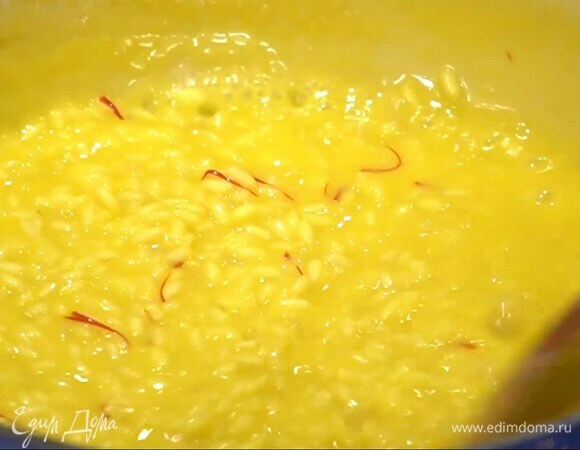 Сделать монтекатуру: добавить в ризотто оставшееся сливочное масло, всыпать натертый сыр и, помешивая, все прогреть.