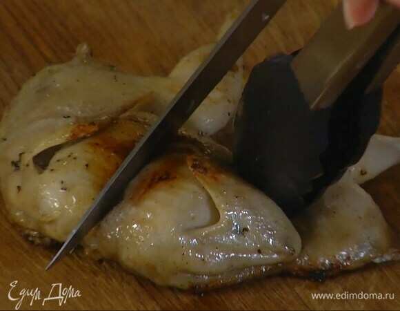 Готовых перепелок разрезать и подавать вместе с ризотто.