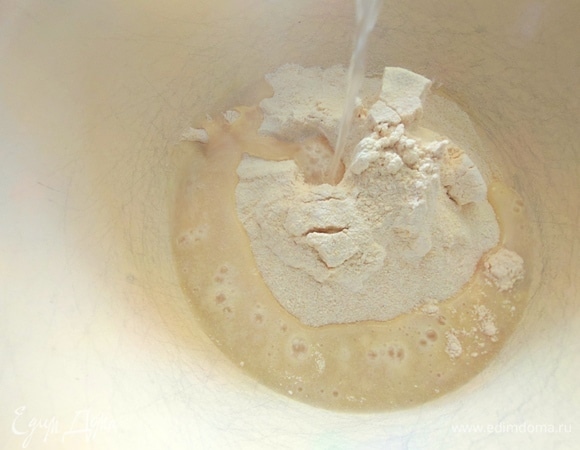 В гороховую или нутовую муку влить воду. 