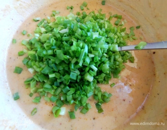 Нарезать в тесто лук.