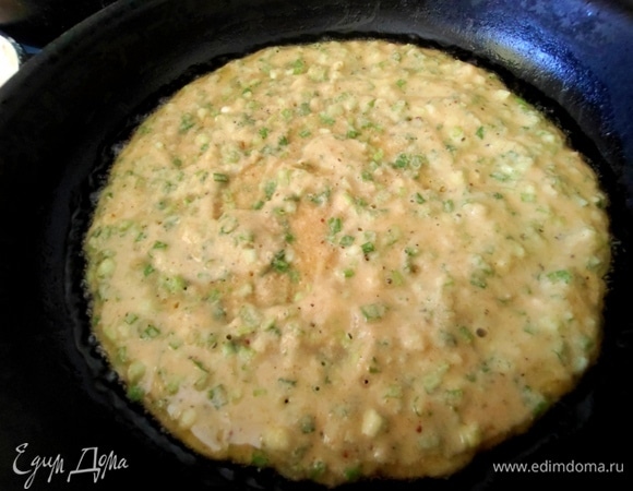 Разогреть сковороду (26 см в диаметре) с маслом и влить половину теста.