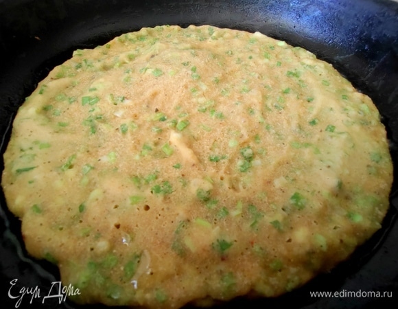 Когда низ схватится, при помощи двух тарелок перевернуть.