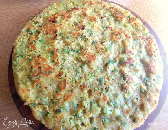 Готовую переносим на доску и приступим ко второй лепешке.