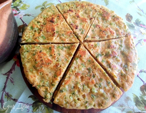 Складываем обе вместе и разрезаем ножом для пиццы на треугольники.