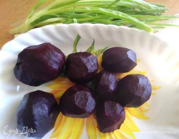 К лепешкам замаринуем свеклу. Заранее ее отварить и нарезать кубиком.