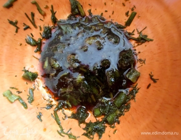 Смешать маринад с укропом.