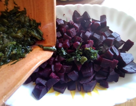 Залить свеклу маринадом, встряхнуть несколько раз в коробке с крышкой.