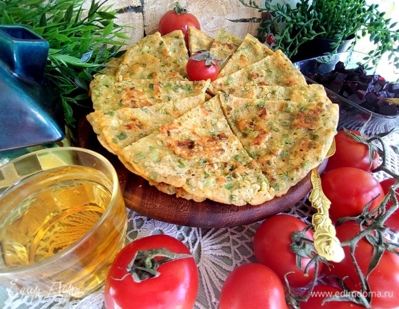 Также предложить свежие помидоры и яблочный сок.