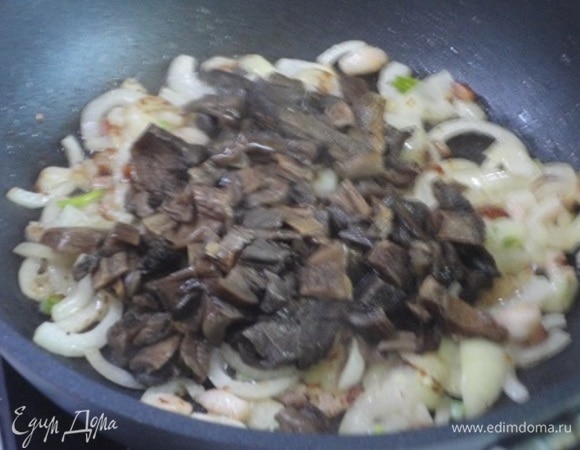 Лук нарезать полукольцами и обжарить с грудинкой до мягкости. Добавить отваренные грибы. Можно и шампиньоны использовать. И ароматизировать молотыми сушеными грибами. Посолить, поперчить.