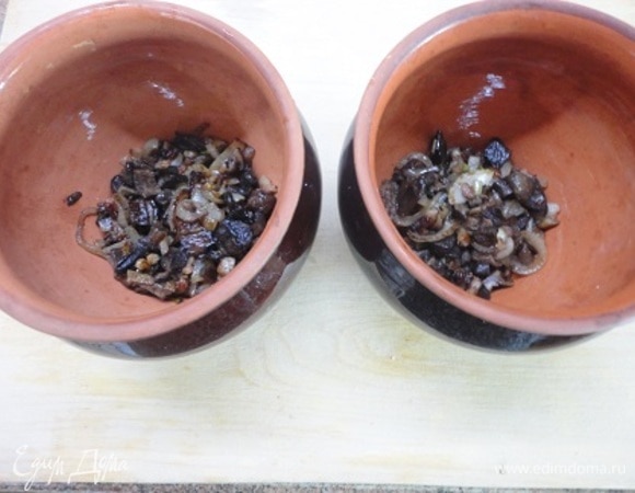 Разложить овощи в горшочки объемом не менее 500 мл.