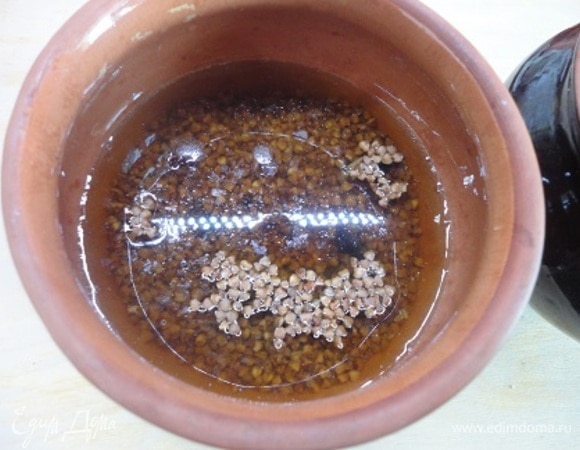 Гречку промыть и разложить по горшочкам, залить водой. У меня был отвар от грибов. Посолить. Накрыть крышками или фольгой и поставить в холодную духовку. Готовить 40–45 минут при 200°C.