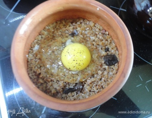 Затем в каждый горшочек положить по 1 ч. л. сливочного масла и выпустить по яйцу. Немного посолить и поперчить. Вернуть в духовку и, не накрывая, готовить еще 5–10 минут.