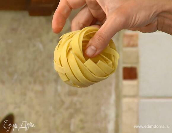 Феттучине отваривать в подсоленной воде на минуту меньше, чем указано на упаковке.