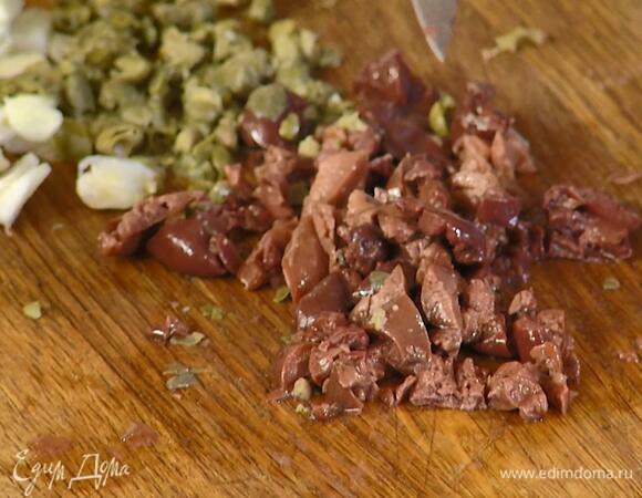 Оливки раздавить плоской стороной ножа и, вынув косточки, порезать.