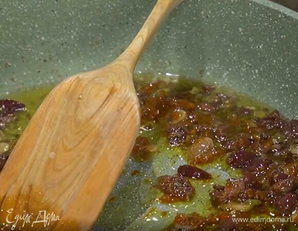 Разогреть в сковороде оливковое масло и обжарить анчоусы так, чтобы они практически растворились, затем добавить чеснок, каперсы, оливки и все обжарить.