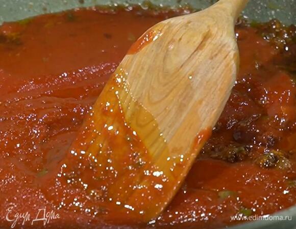 Добавить аджику и паприку, перемешать, выложить в сковороду протертые помидоры и еще раз перемешать.