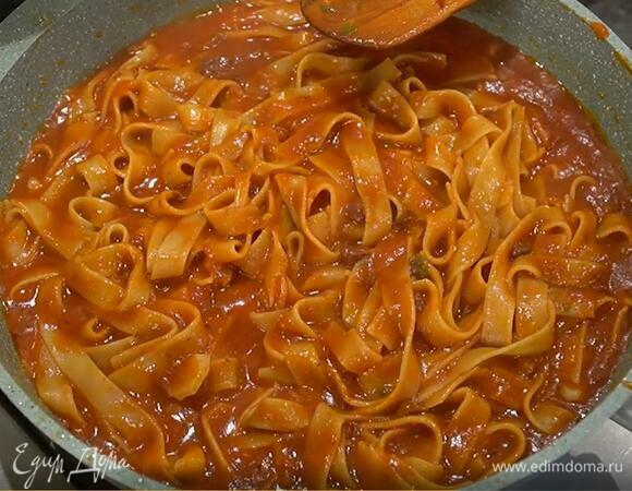 Отваренные макароны выложить из кастрюли в сковороду с овощами, если нужно, добавить немного воды, в которой они варились, и, помешивая, прогреть еще немного.