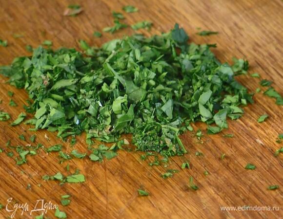 Петрушку мелко порубить.