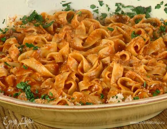 Готовую пасту посыпать сыром и петрушкой.