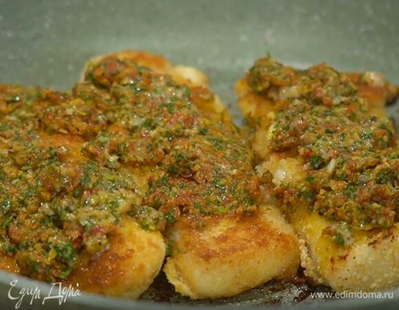 Разогреть в сковороде оливковое масло, обмакнуть треску в яйцо, затем обвалять в панировочных сухарях и обжарить с одной стороны, затем перевернуть, сверху выложить тонким слоем соус, накрыть крышкой и довести до готовности.