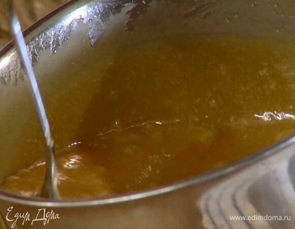 Сливочное масло выложить в кастрюлю, добавить сахар, кленовый сироп и ванильный экстракт, все посолить и, непрерывно помешивая, прогревать на медленном огне до полного растворения сахара.