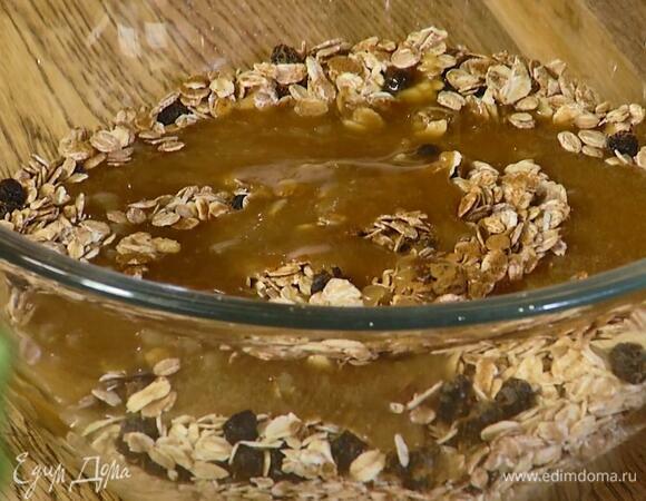 Ржаные хлопья, геркулес и голубику всыпать в глубокую миску, добавить корицу и перемешать, затем залить все растопленным сахарным сиропом и еще раз перемешать.