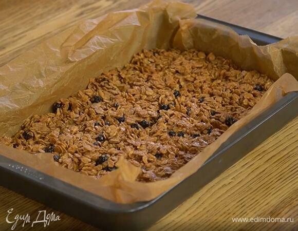 Выпекать батончики 30–40 минут в разогретой духовке.