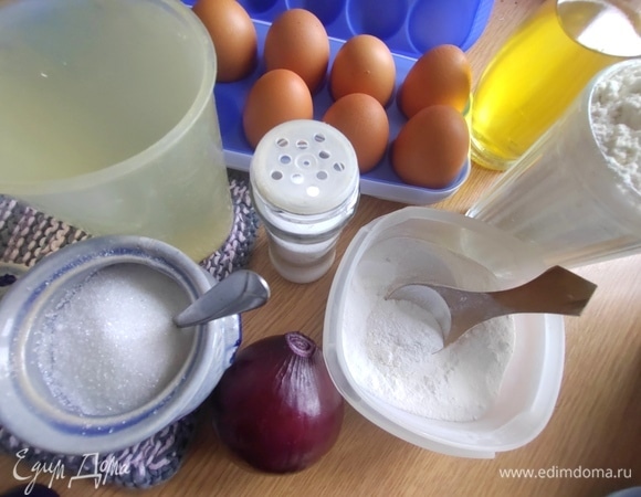 Продукты для теста. Вначале хотела измельчить лук и добавить в тесто, но потом передумала.