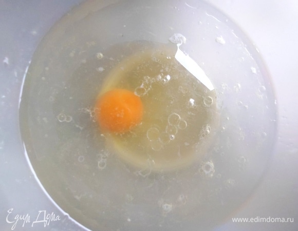 В отвар от картофеля влить масло, вбить яйцо, добавить соль, сахар. Если отвар соленый, то осторожнее добавляйте соль.
