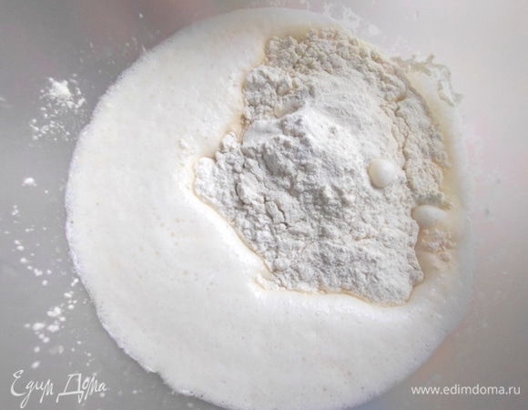 Постепенно всыпать муку с разрыхлителем. Снова взбить, дать постоять тесту.