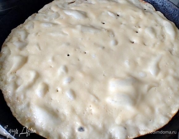 Жарить тонкие блины на горячей смазанной сковороде.